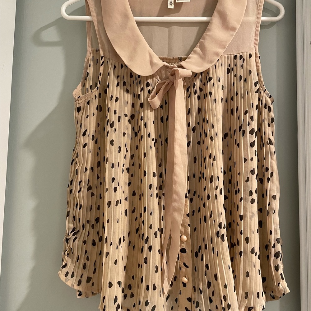 Sleeveless polka dot blouse with cute collar pearl buttons and tie